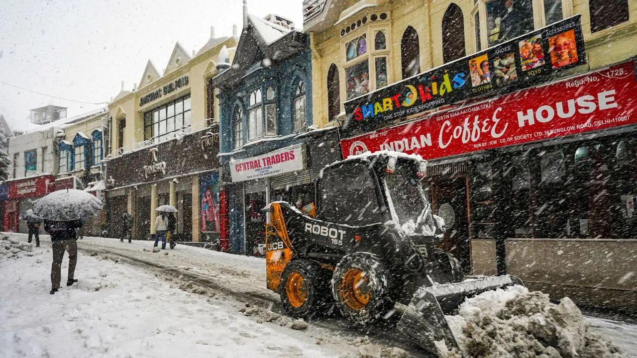 Fresh snowfall blankets Kashmir's higher reaches; rain likely in plains